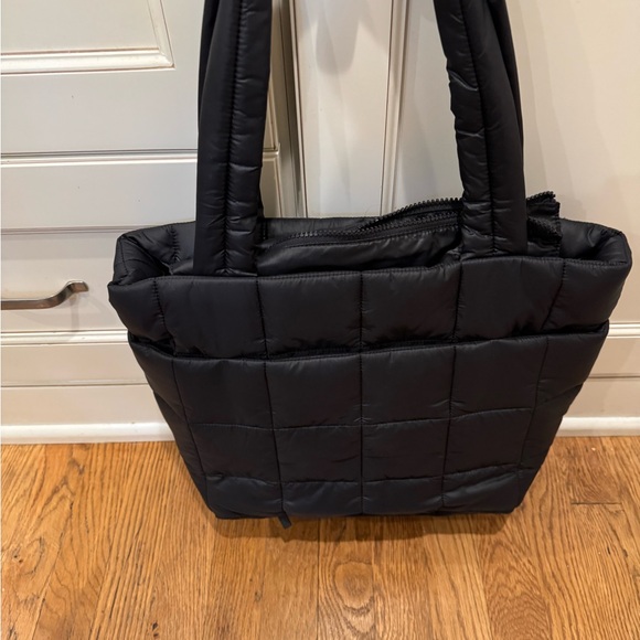 Lululemon Quilted Grid Tote 12L - Picture 4 of 8